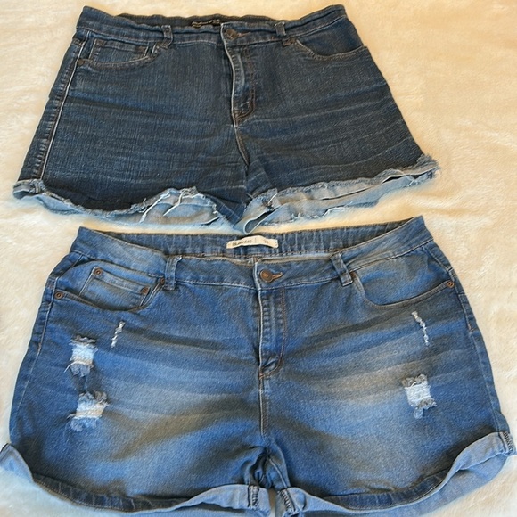 BUNDLE- 3 Pairs of Jean Shorts - Picture 2 of 6